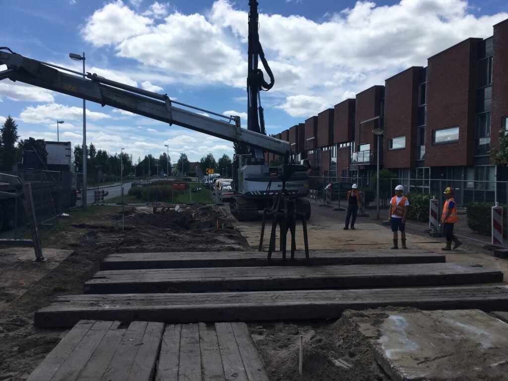 Stalen damwand drukken voor rioolonderhoud – MRS Waterbouw (beeld 4)