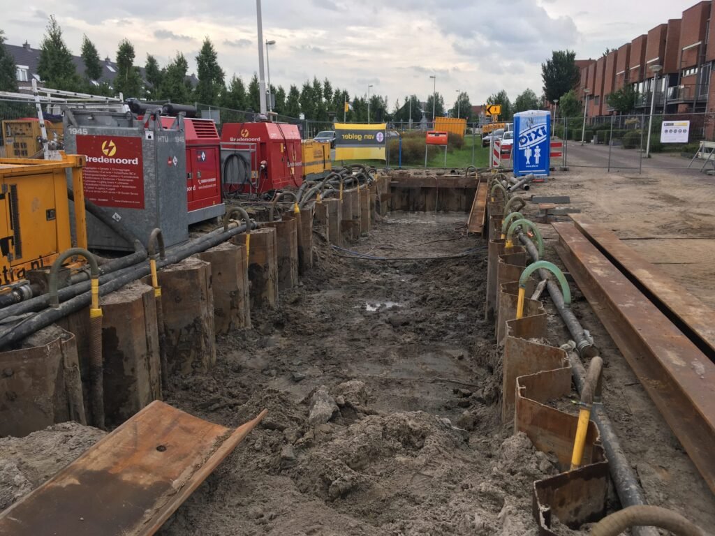 Stalen damwand drukken voor rioolonderhoud – MRS Waterbouw (beeld 3)