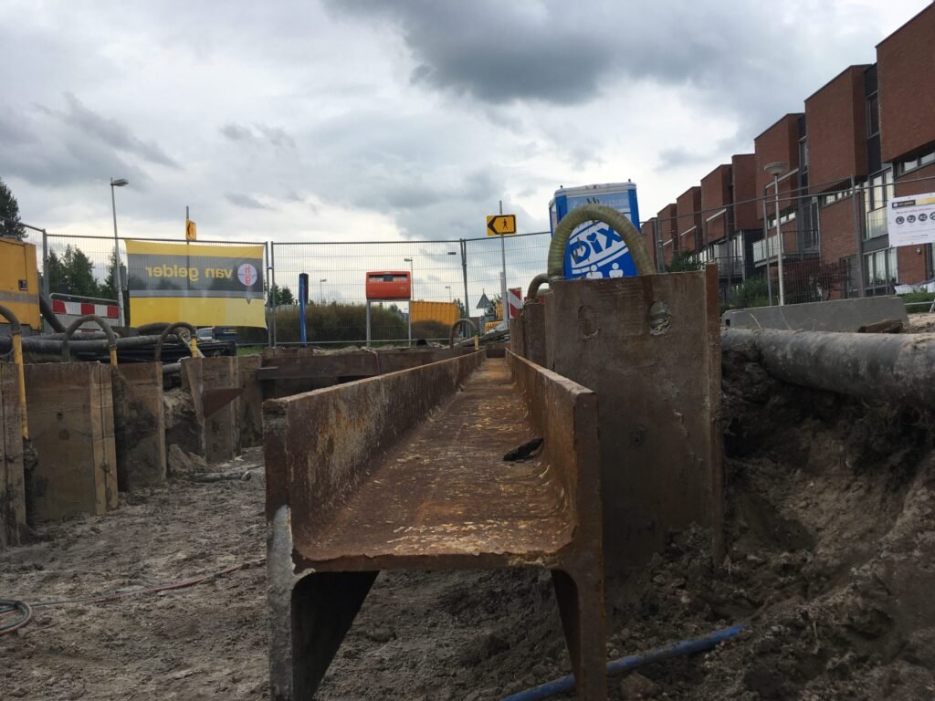 Stalen damwand drukken voor rioolonderhoud – MRS Waterbouw (beeld 2)