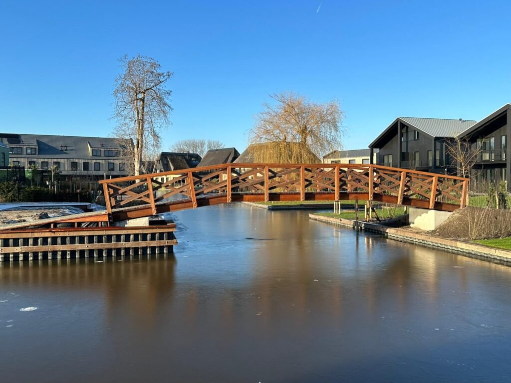 Houten brug gebouwd door MRS Waterbouw