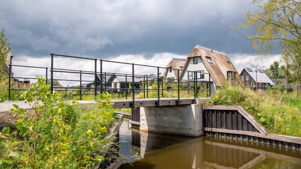 Dubbelfunctionele betonnen brug
