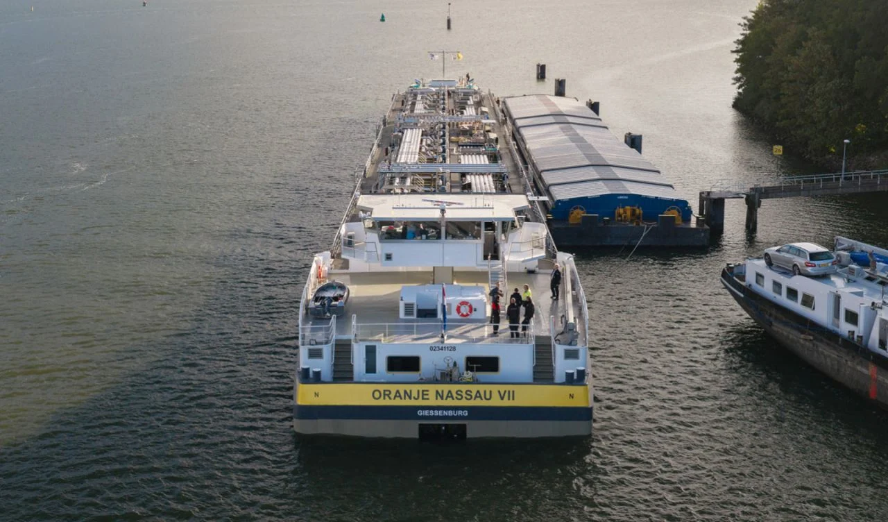 Dronebeeld van de Oranje Nassau VII aan de kade
