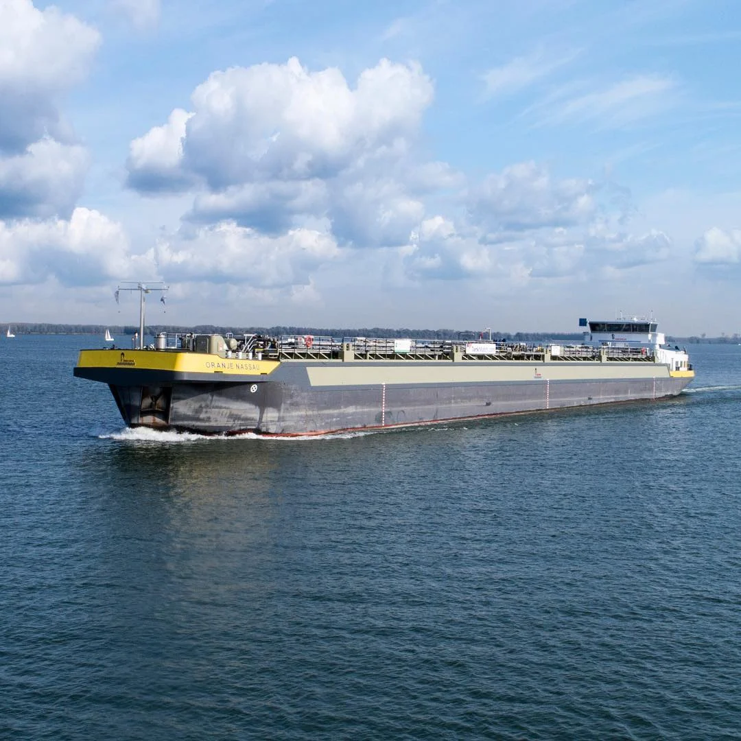 Oranje Nassau varend op de rivier