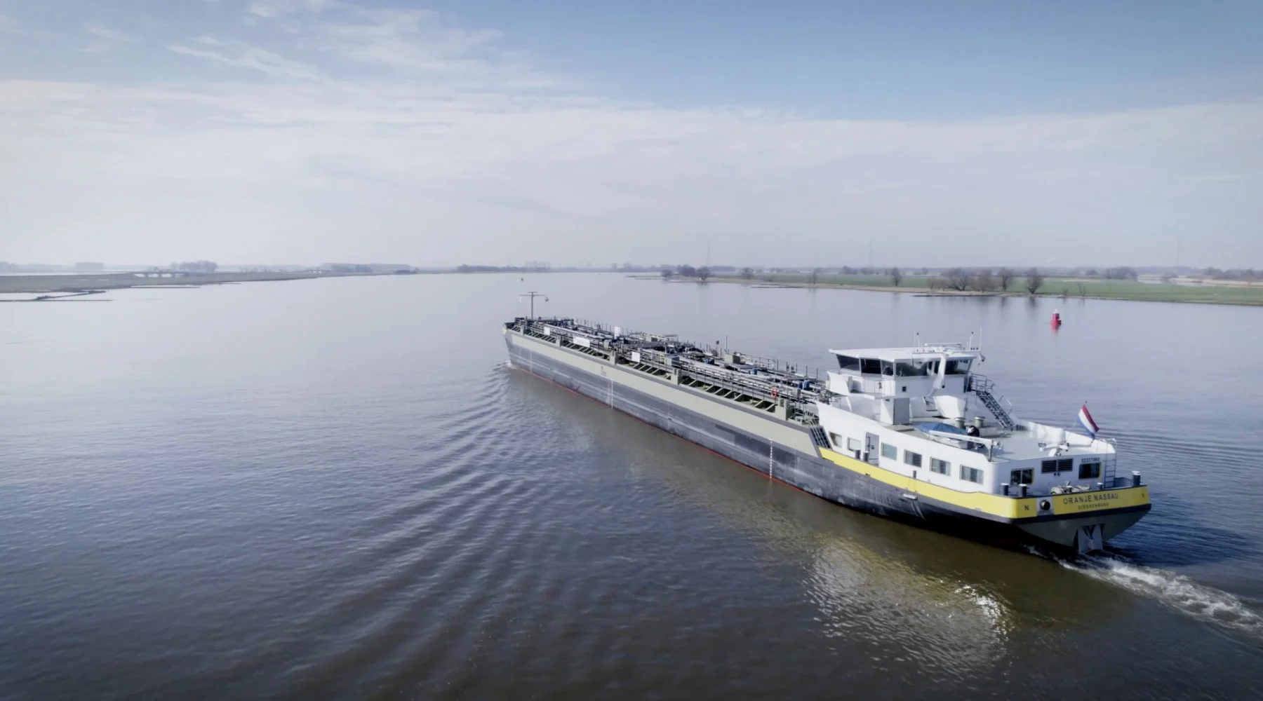 Chemicaliëntanker van Oudcomb op breed water