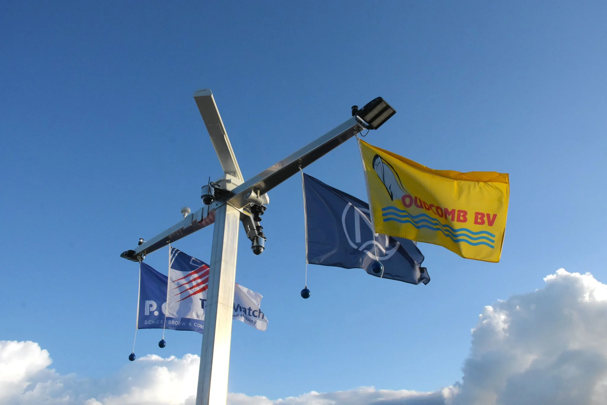 Vlaggen van Oudcomb in de mast