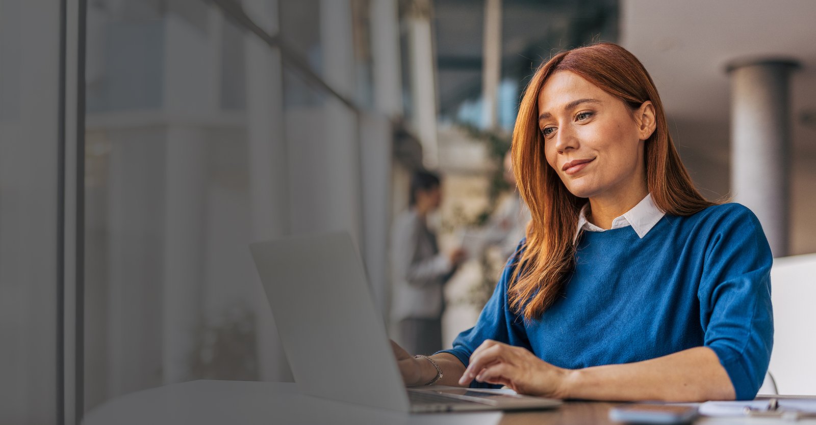 Medewerker werkt geconcentreerd op een laptop