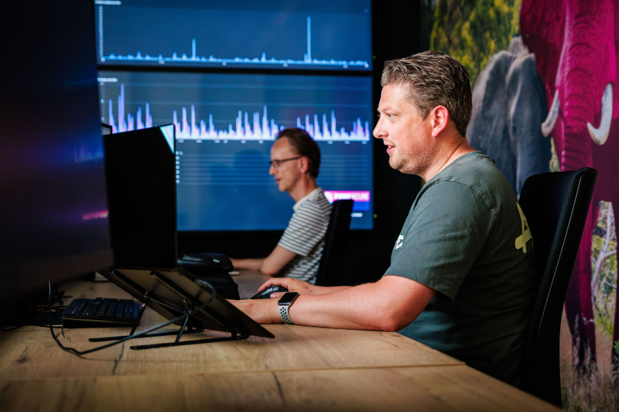Pink-specialisten aan het werk in het operations center
