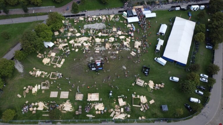 Het Timmerdorp-terrein van bovenaf vol hutten