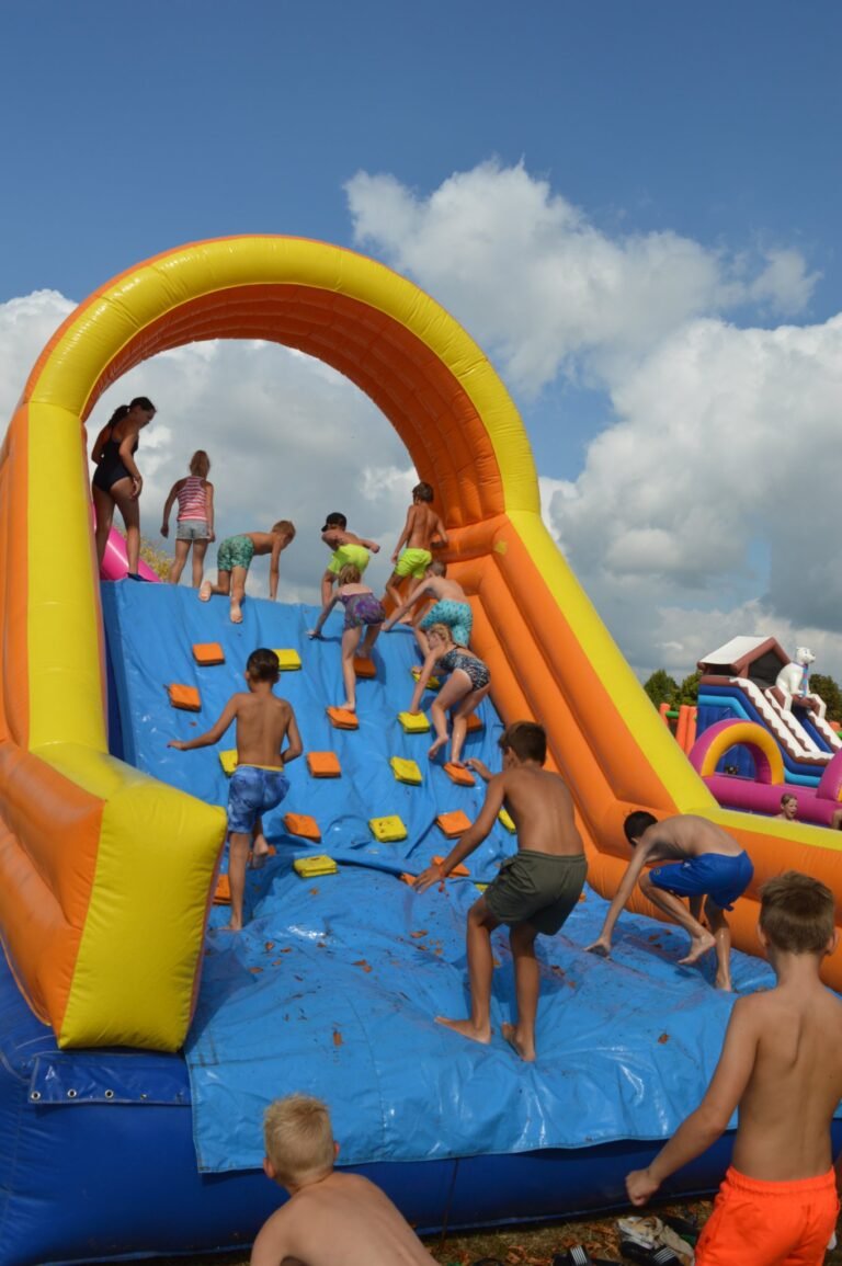 Kinderen klimmen op een springkussen