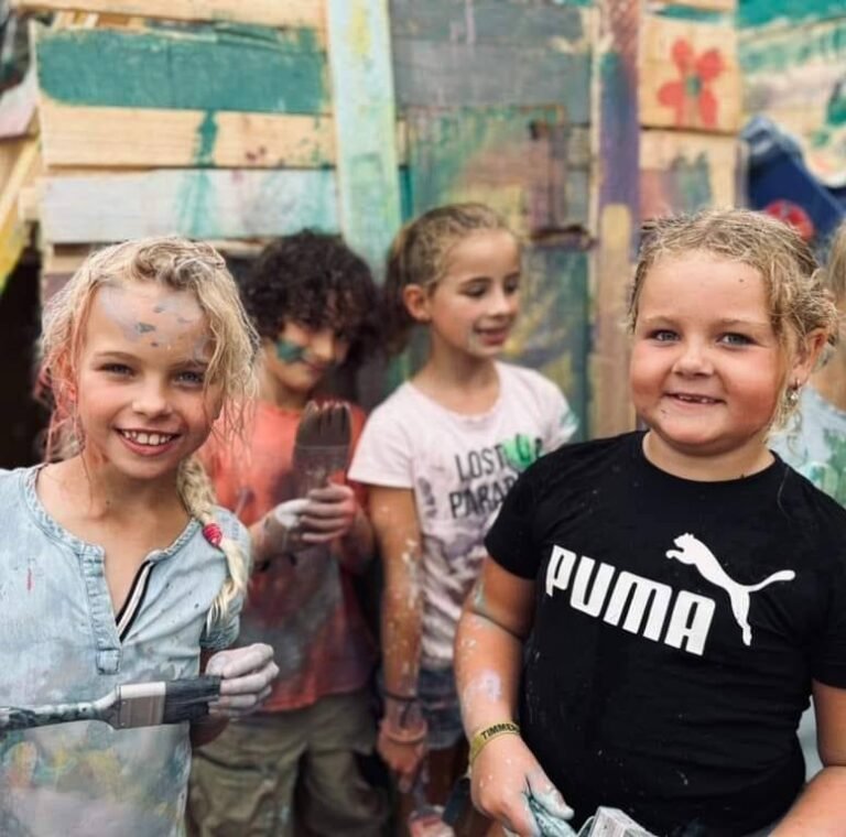 Lachende kinderen met verf op hun gezicht